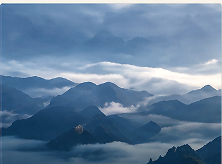 霧の山々